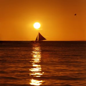 Bateau sur la mer au coucher du soleil.
